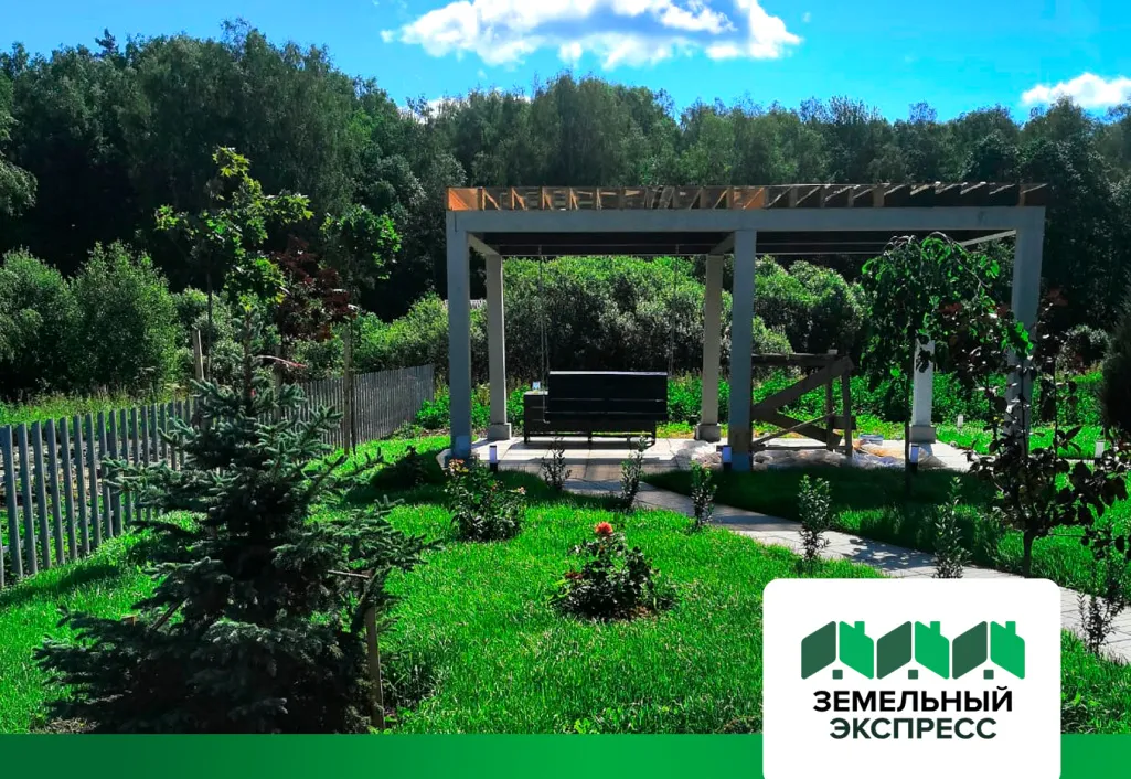 Работы по покосу газона во въездной группе поселка «Династия»