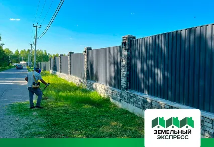 Работы по покосу газона в поселке «Рэд»