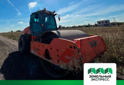 Укатка катком асфальтной крошки в поселке "Лидер"