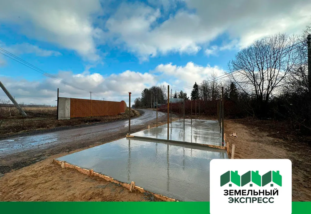 Производится монтаж контейнерных площадок в проекте Писателей.