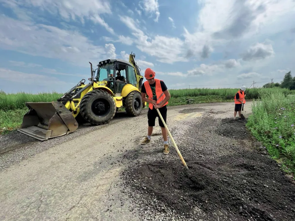 КП «Есенино»: произвели локальный ремонт на подъездной дороге