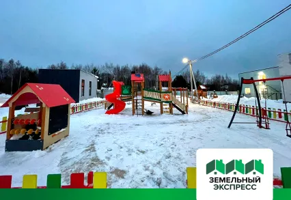 Чистка снега на детской площадке поселка "Рэд"