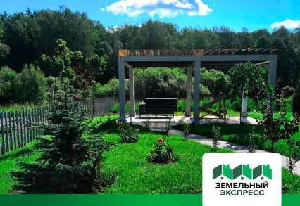 Работы по покосу газона во въездной группе поселка «Династия»