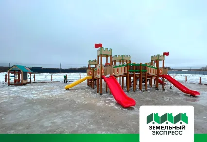 Очистка снега на детской площадке поселка "Рублево"