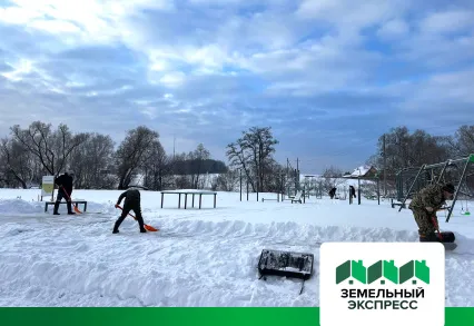 Чистка снега на спортивной площадке в КП "Фаворит"