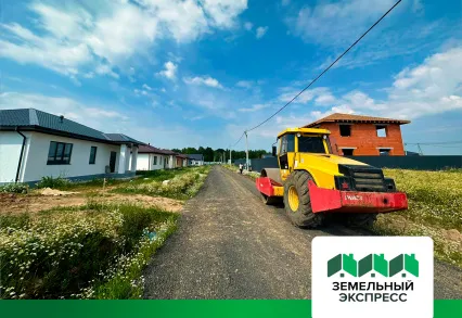 Работы по укатке катком асфальтной крошки в поселке «Рэд»