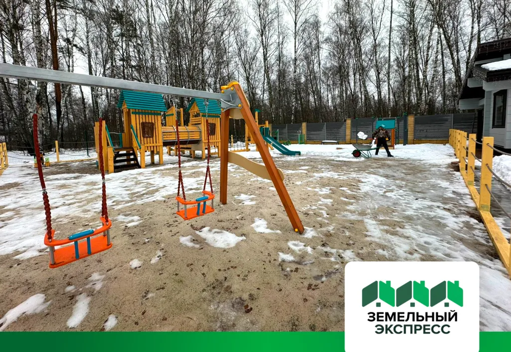 Чистка снега на детской площадке поселка "Лесной Остров"