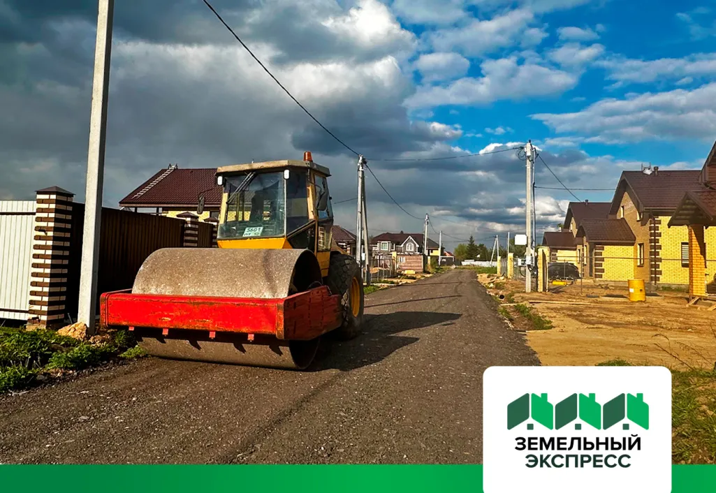 Укатка внутрипоселковых дорог в поселке "Фаворит"